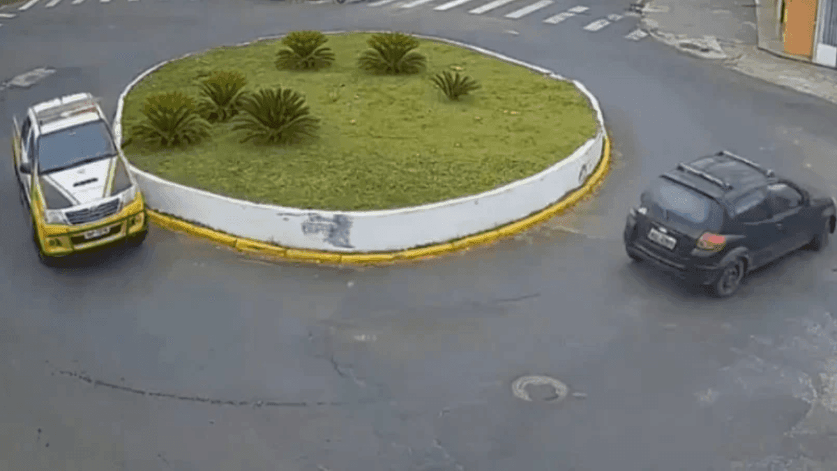 Carro em fuga faz polícia dar voltas em rotatória no Paraná