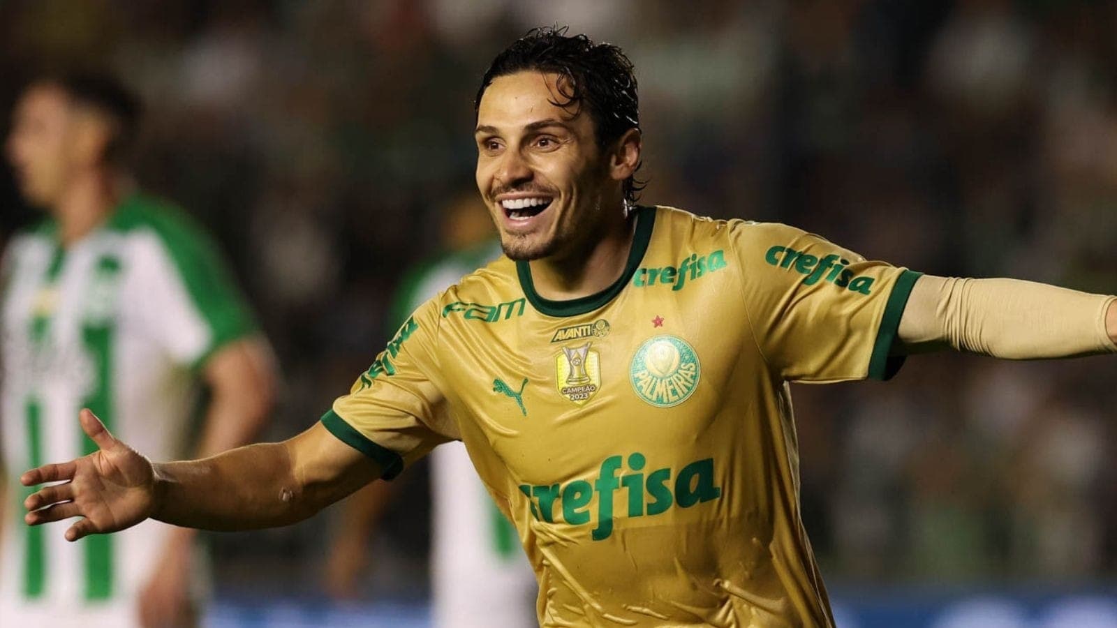 Raphael Veiga comemora gol do Palmeiras contra o Juventude