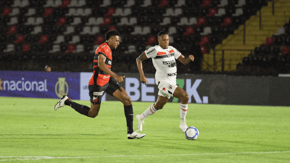 Guilherme Alexandre marcando atacante do Botafogo