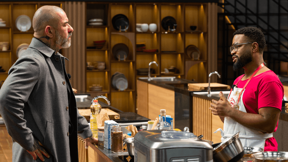 Fogaça conversa com Vinícius em prova do MasterChef