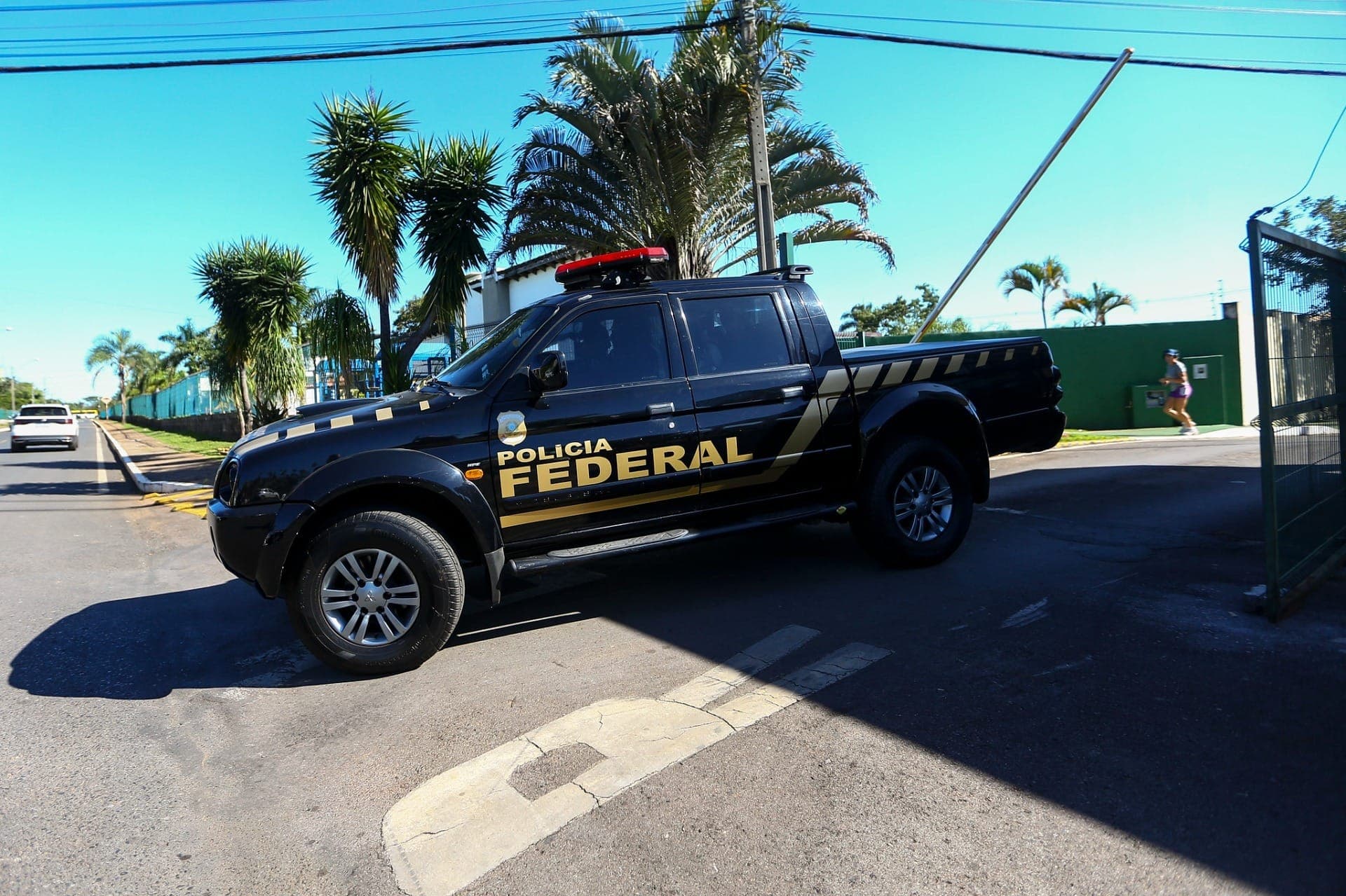 Viatura da Polícia Federal durante operação de busca e apreensão