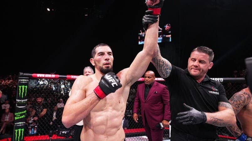 Abus Magomedov comemora a vitória no UFC 308.
