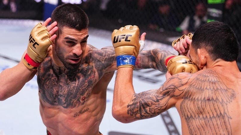 Ilia Topuria golpeia Max Holloway na luta principal do UFC 308.
