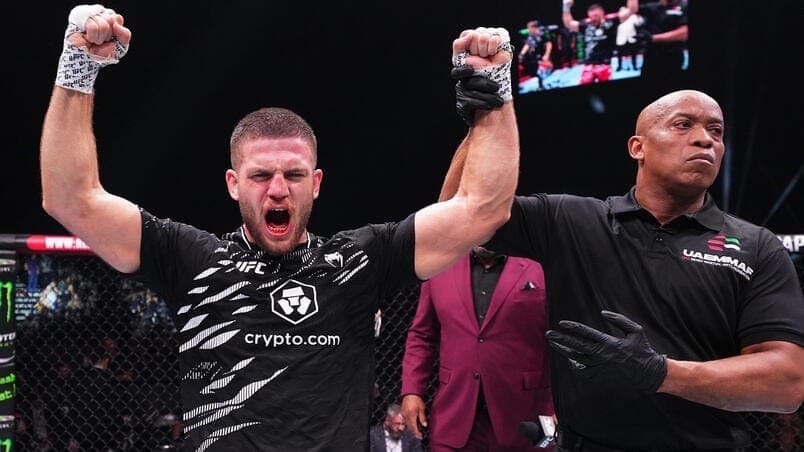 Ismail Naurdiev comemora a vitória no UFC 308.
