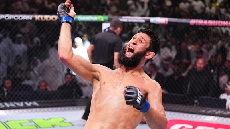 Khamzat Chimaev comemora a vitória no UFC 308.