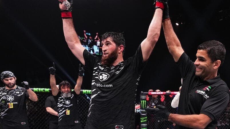 Magomed Ankalaev comemora a vitória no UFC 308.