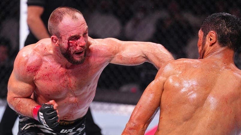 Mateusz Rebecki golpeia Myktybek Orolbai no UFC 308.
