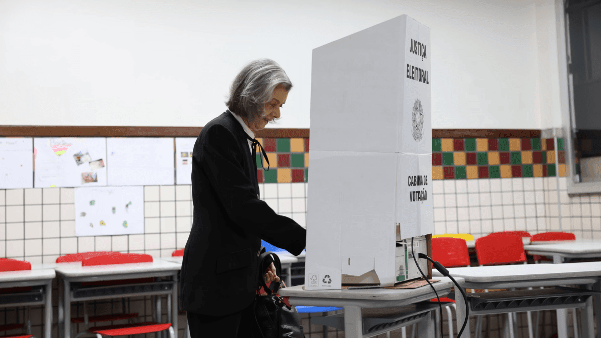 Cármen Lúcia, presidente do TSE, vota em Belo Horizonte