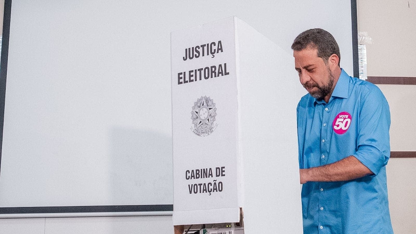 Guilherme Boulos votando em São Paulo