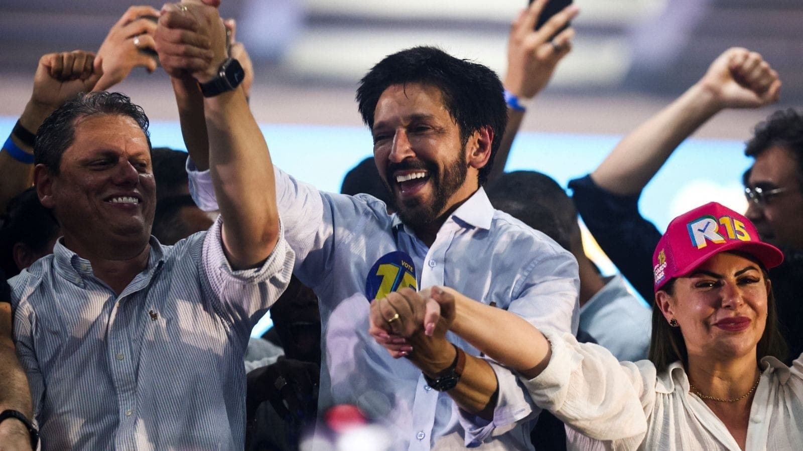 Ricardo Nunes e Tarcísio de Freitas durante discurso após eleições em SP