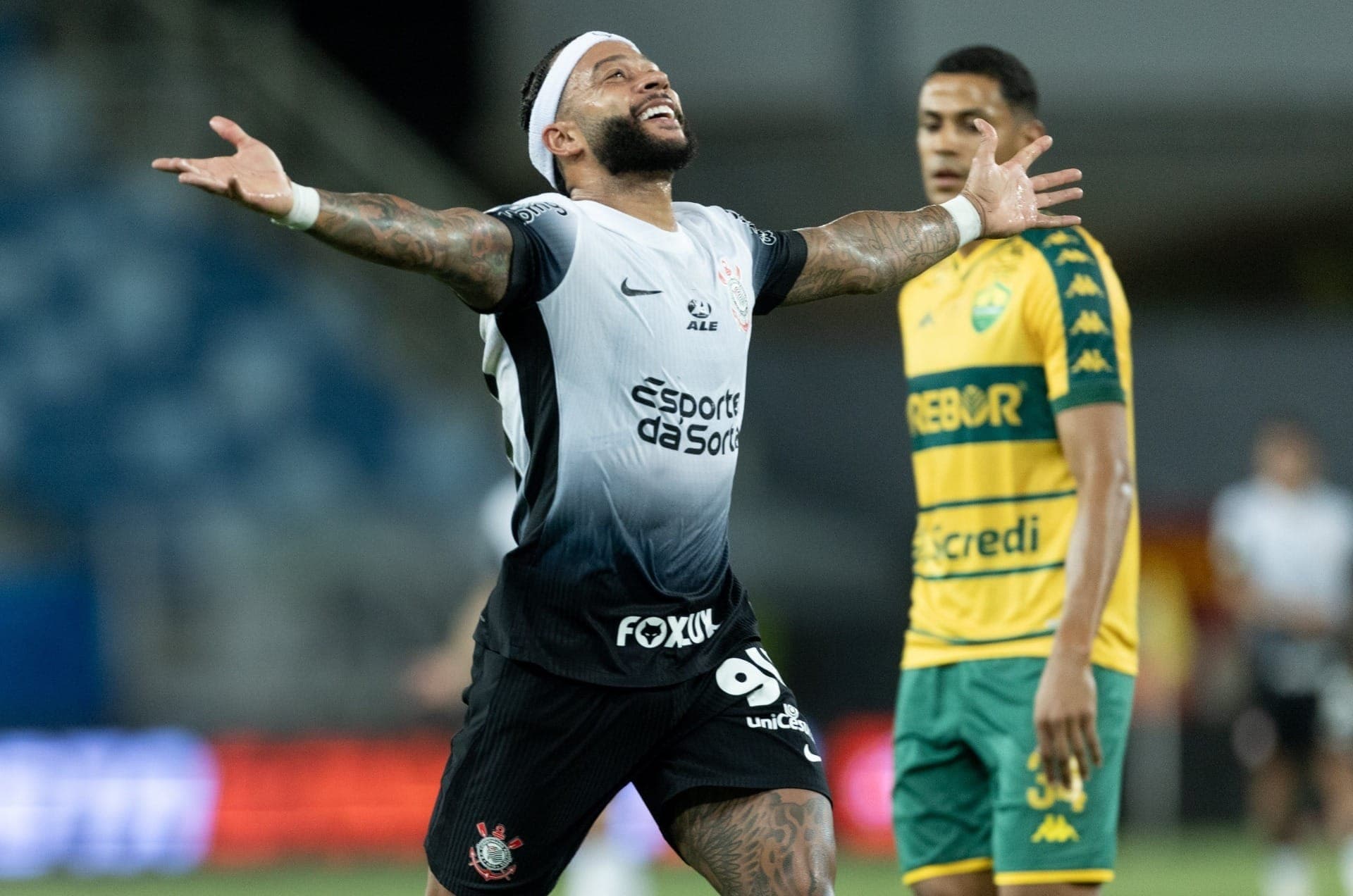 Memphis Depay comemora gol pelo Corinthians contra o Cuiabá