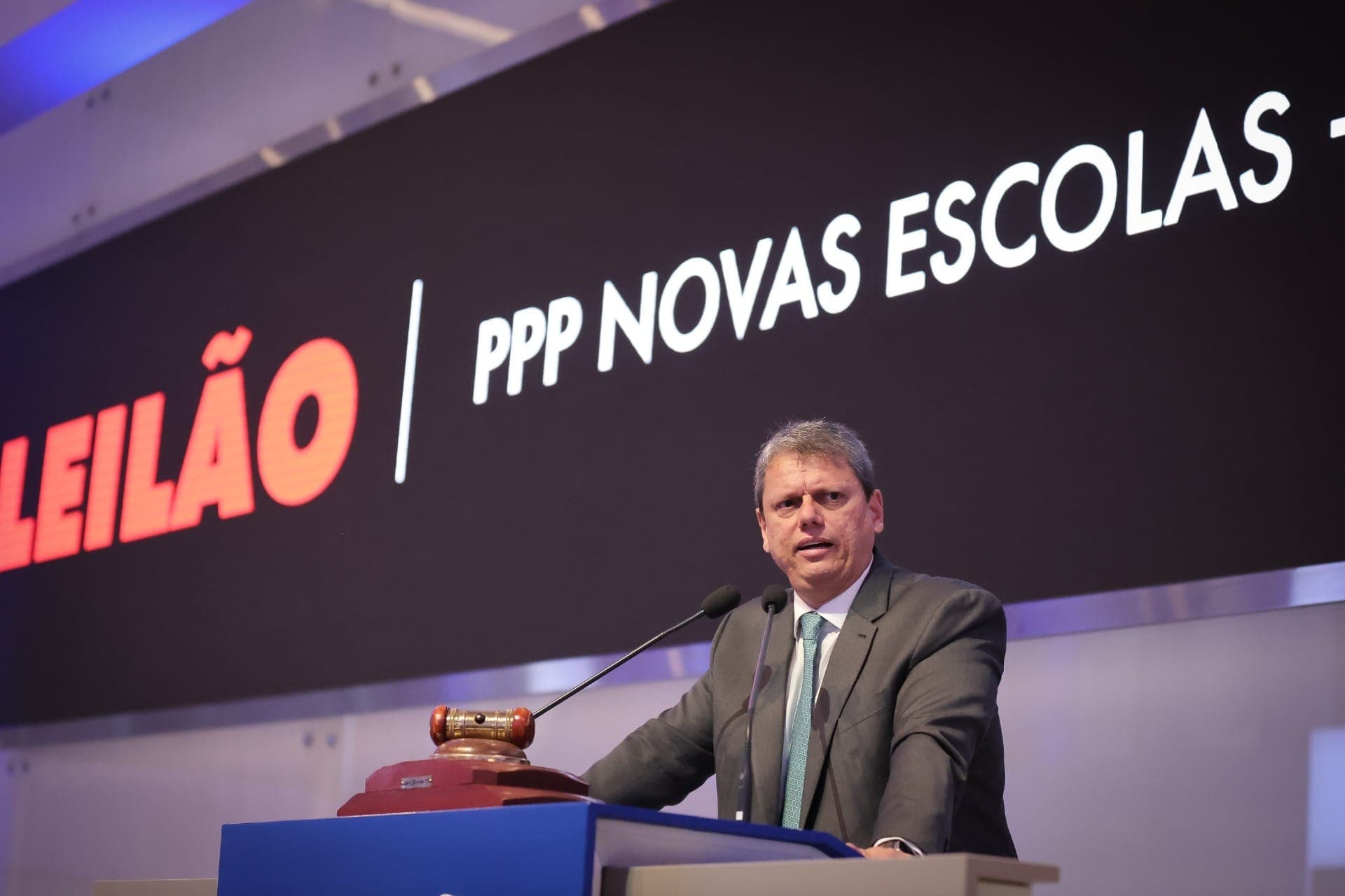 Governador de São Paulo, Tarcísio de Freitas, no leilão de privatização dos projetos de escolas