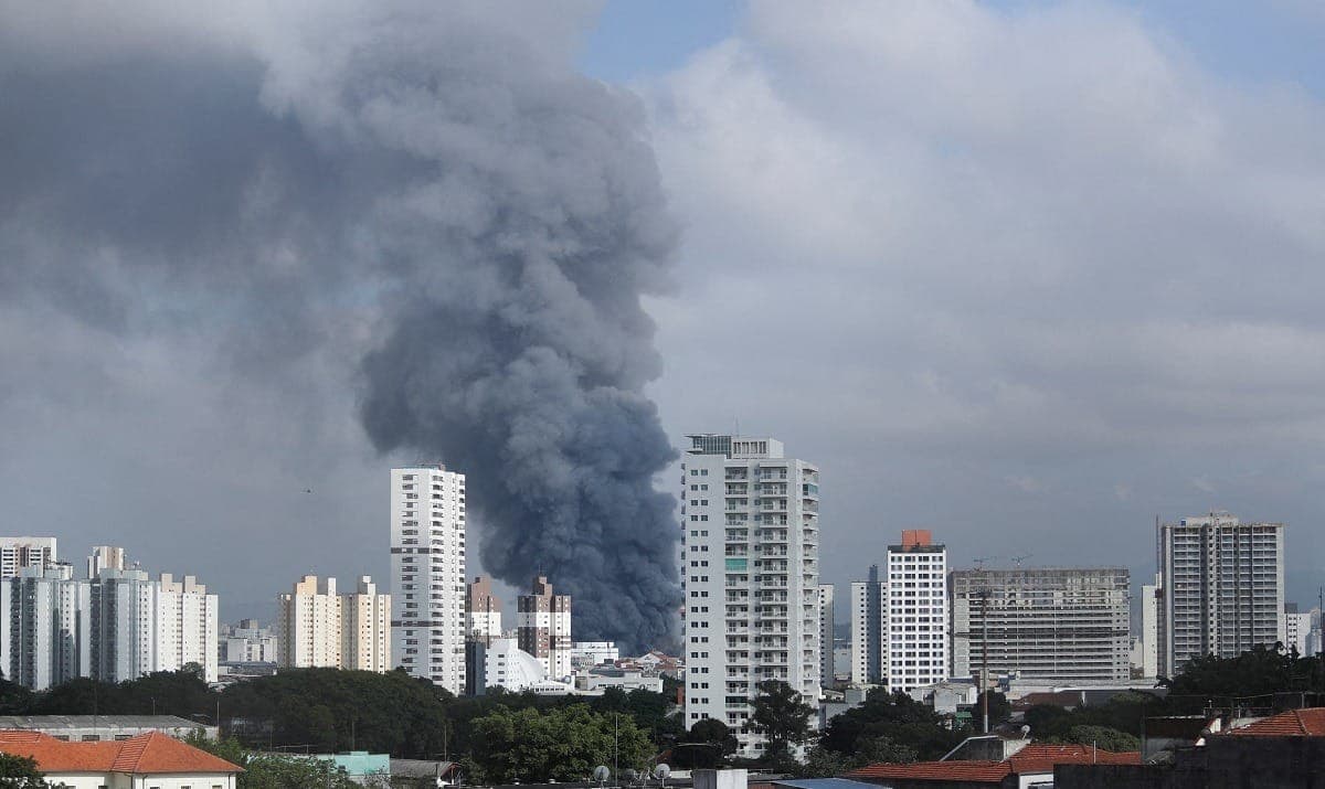 Incêndio destruiu 200 lojas em shopping no Brás