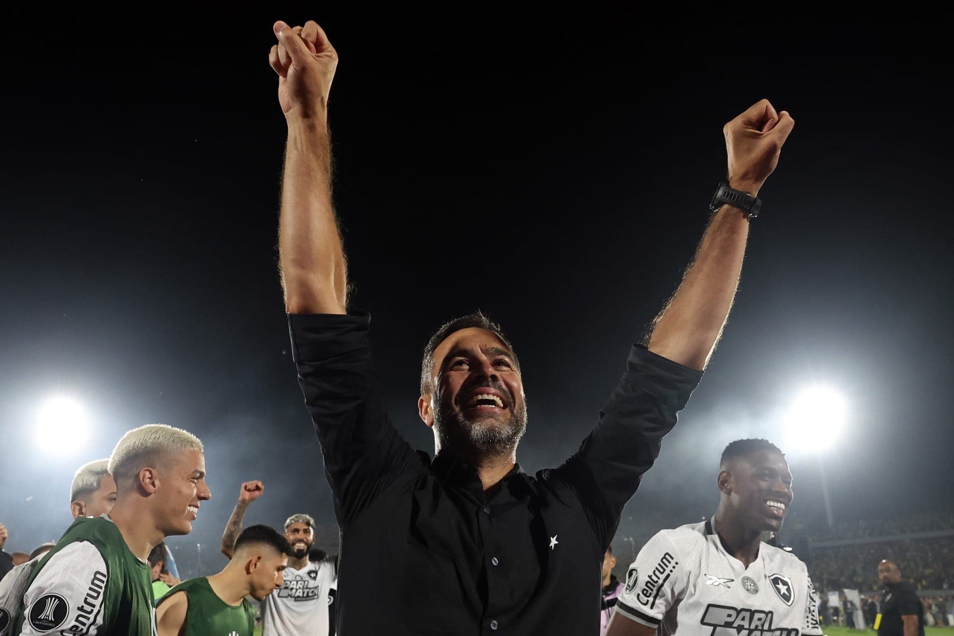 Artur Jorge comemora classificação do Botafogo contra o Peñarol