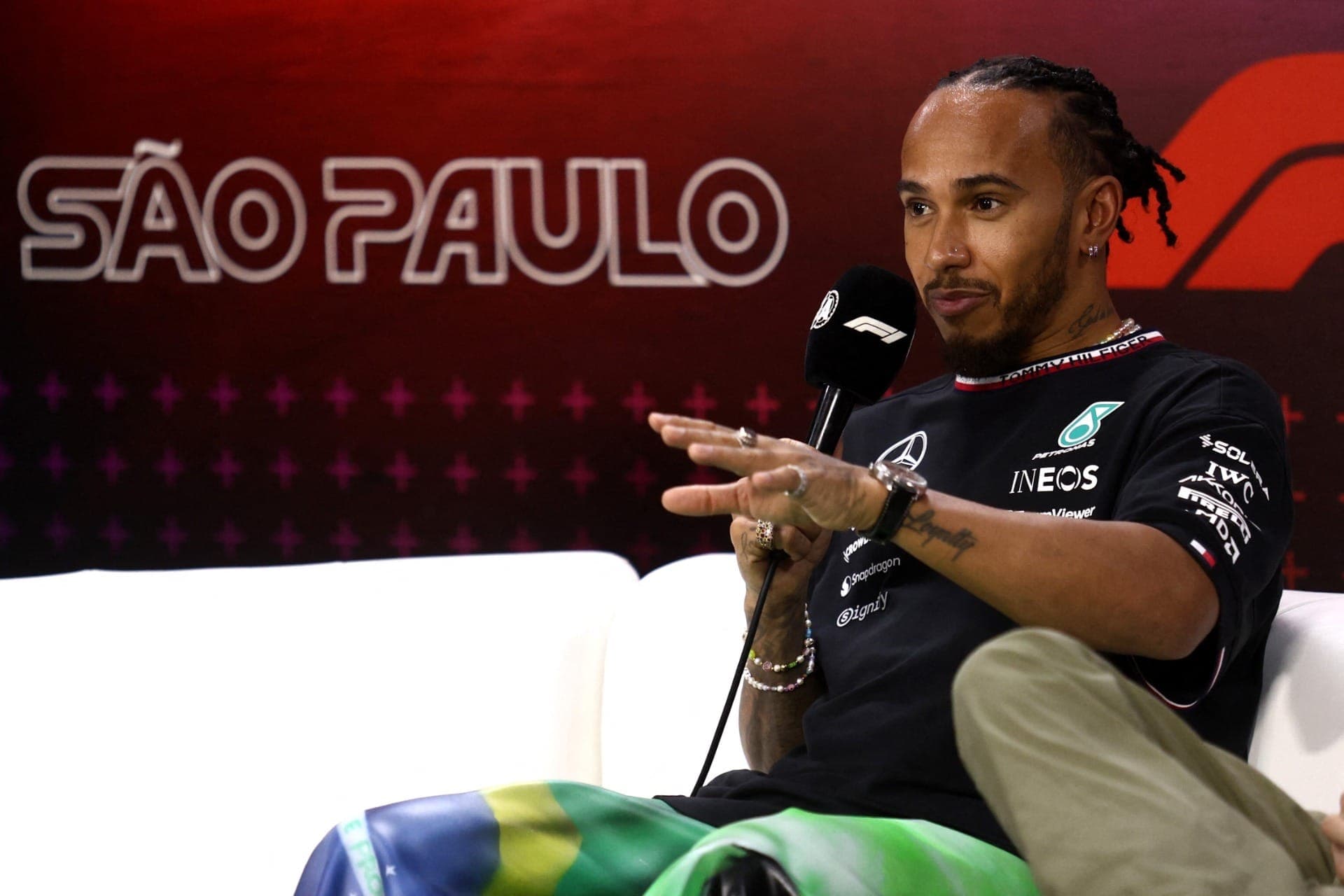 "Nunca, em um milhão de anos, eu pensei que pilotaria o carro de Senna aqui", disse o britânico
