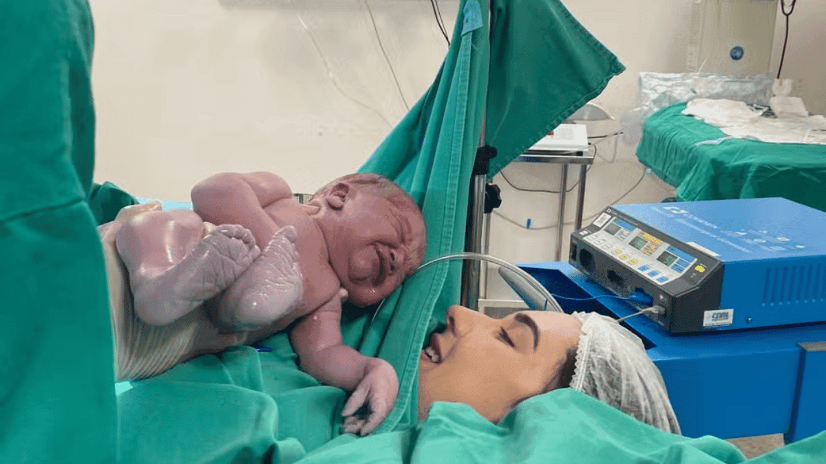 Bebê gigante viraliza na internet com 10 meses e altura de 2 anos de idade