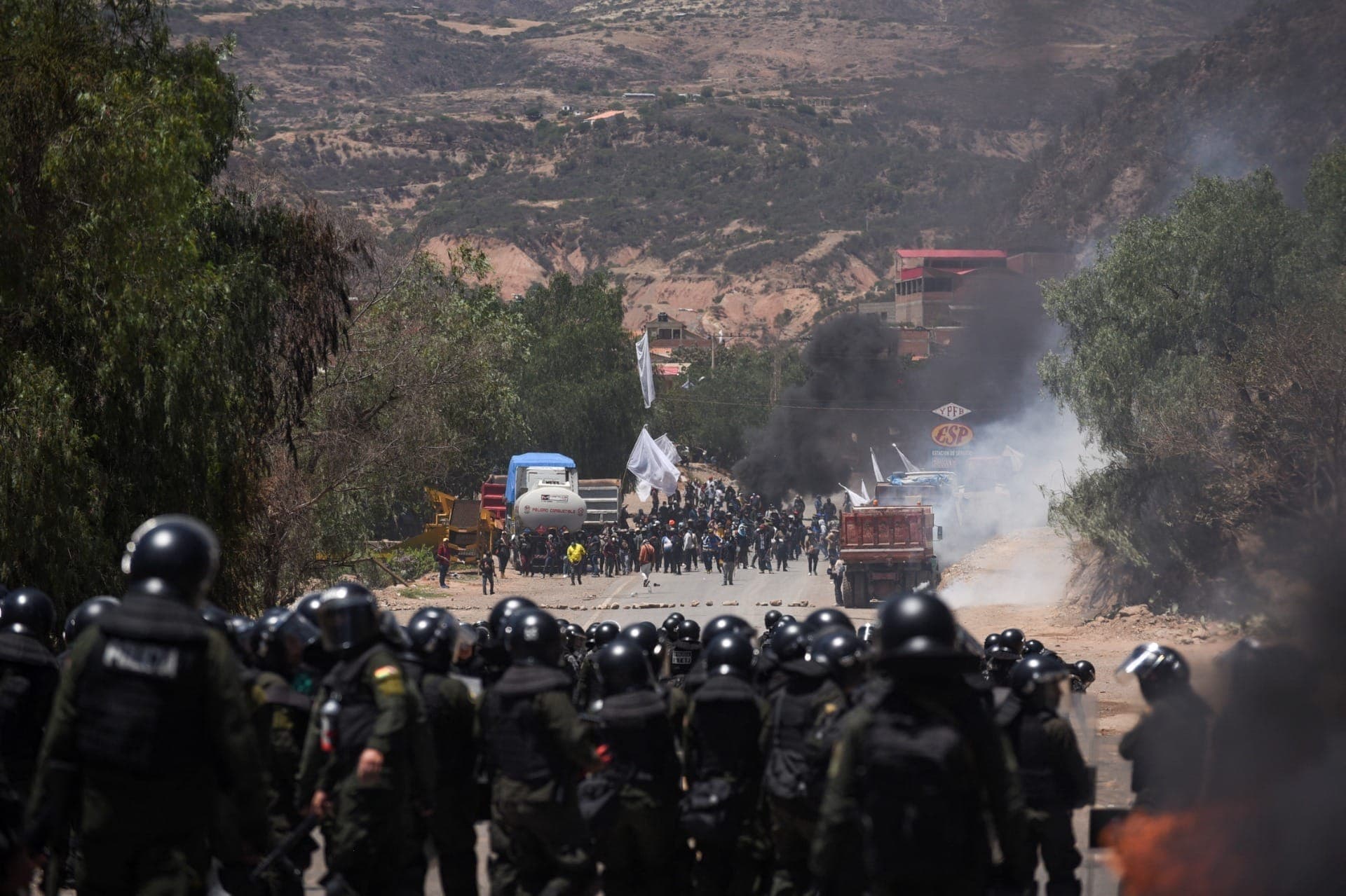 Choque entre manifestantes e policiais na Bolívia