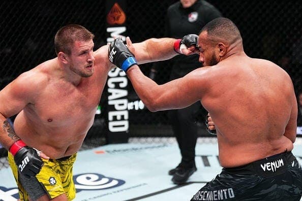 Alexandr Romanov venceu Rodrigo Nascimento no UFC Edmonton.