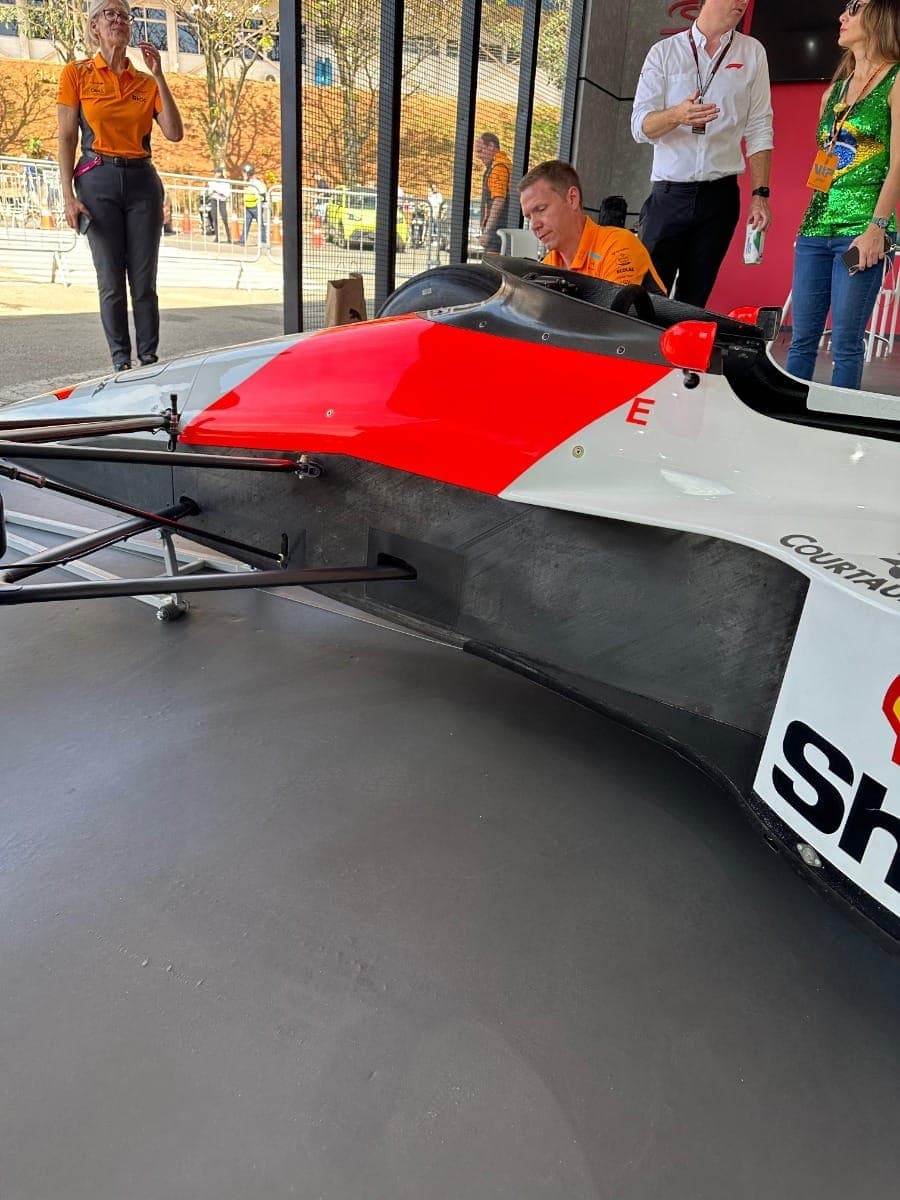 McLaren de Senna de 1990 ainda conserva marcas da batida com Prost