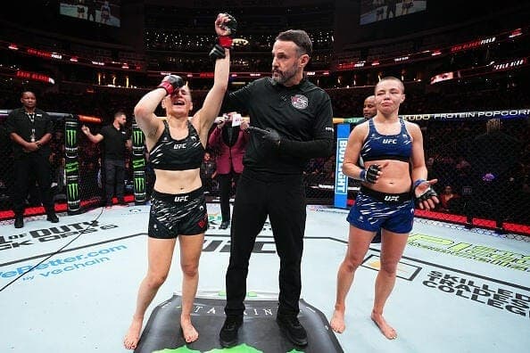 Erin Blanchfield comemora vitória sobre Rose Namajunas no UFC Edmonton.