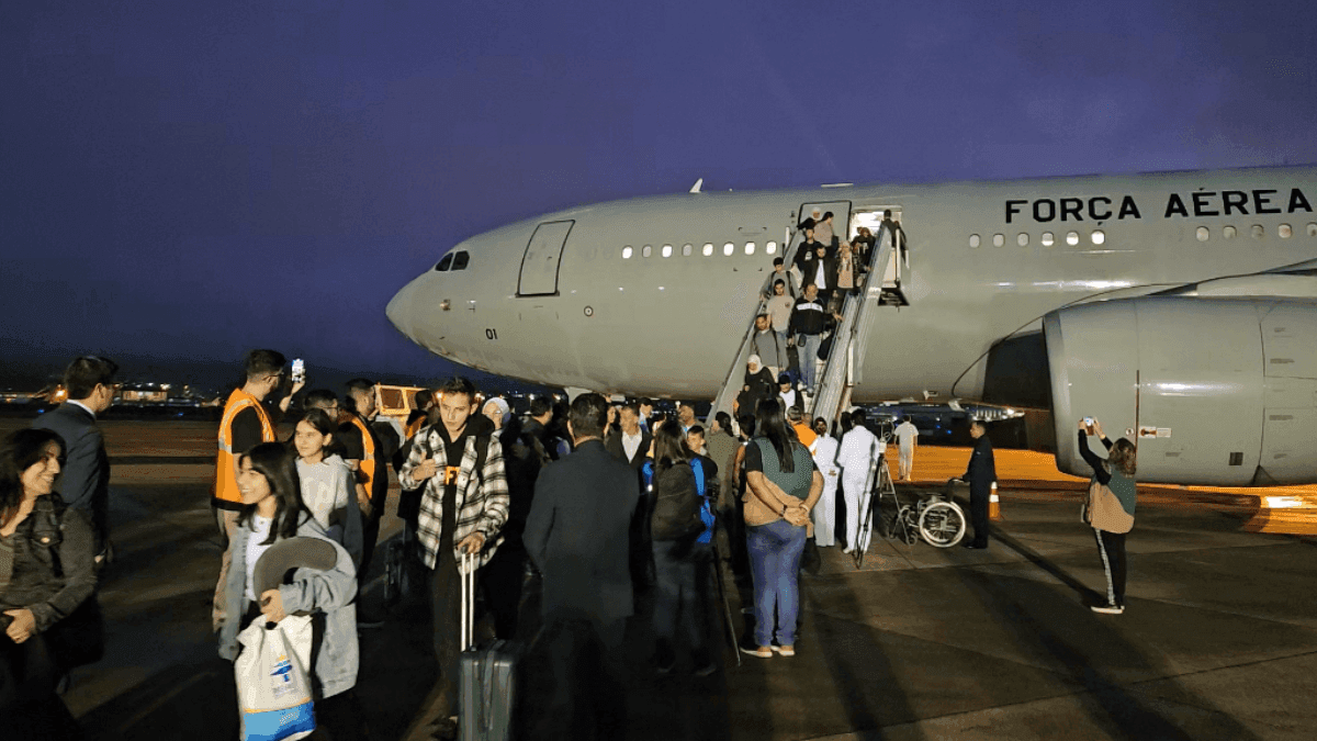 Voo da FAB com repatriados do Líbano pousa em SP