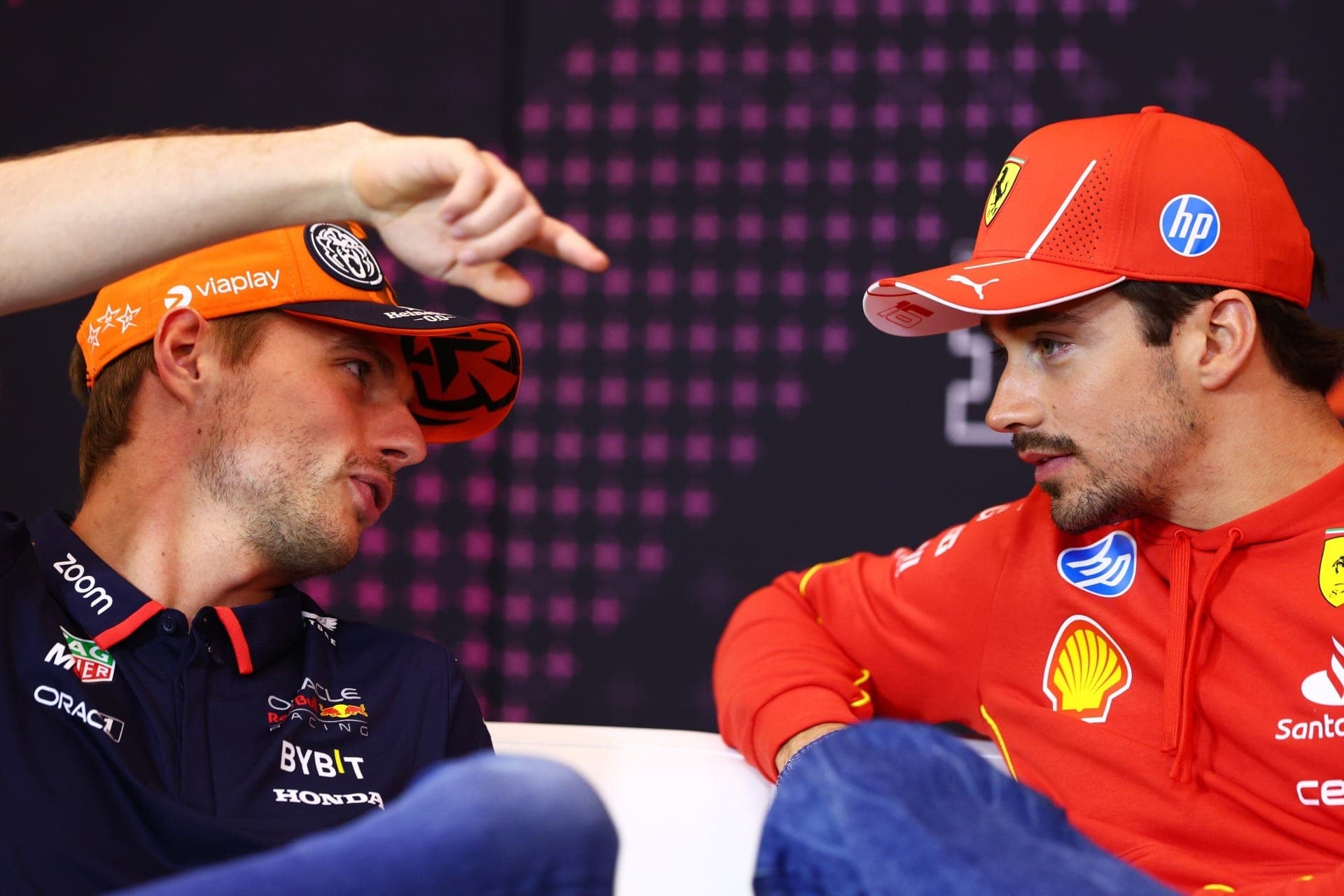 Max Verstappen e Charles Leclerc foram penalizados após declarações; entidade pediu tratamento adulto