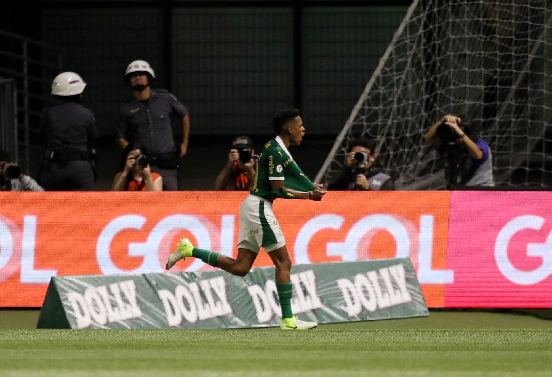 Estevão comemora gol decisivo