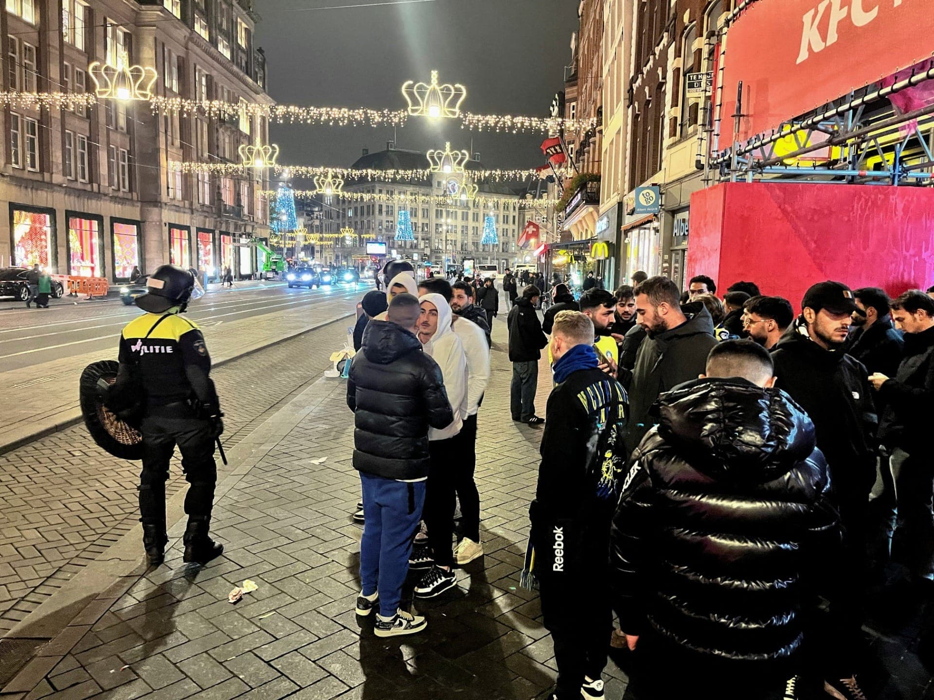 Torcedores do Maccabi Tel Aviv protegidos pela polícia de Amsterdã
