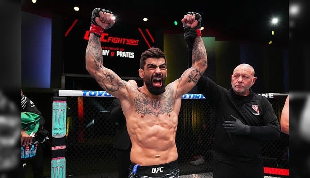 Brasileiro Elizeu dos Santos comemora vitória no UFC Vegas 100