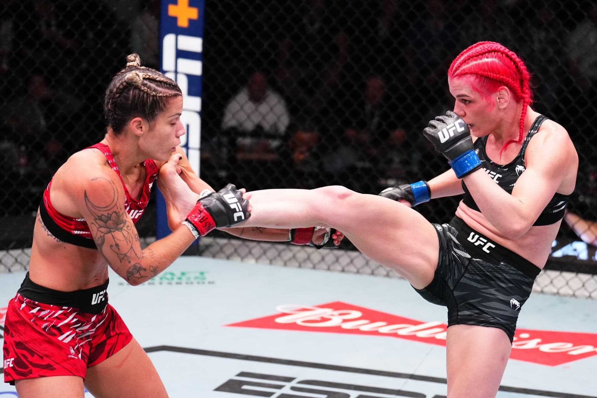Gillian Robertson acerta chute no rosto de Luana Pinheiro no UFC Vegas 100