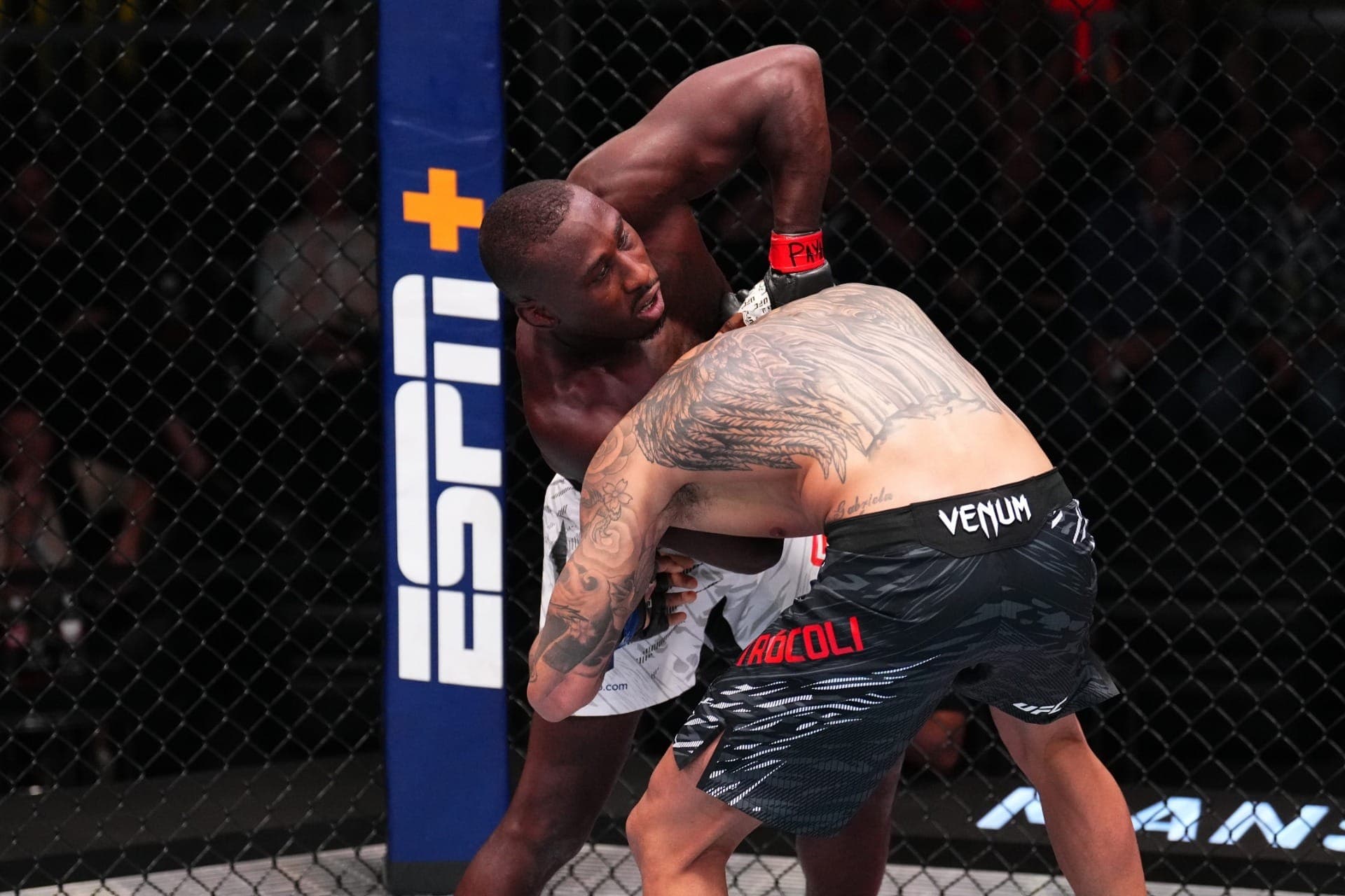 Tresean Gore aplicando uma guilhotina em Antonio Trócoli no UFC Vegas 100