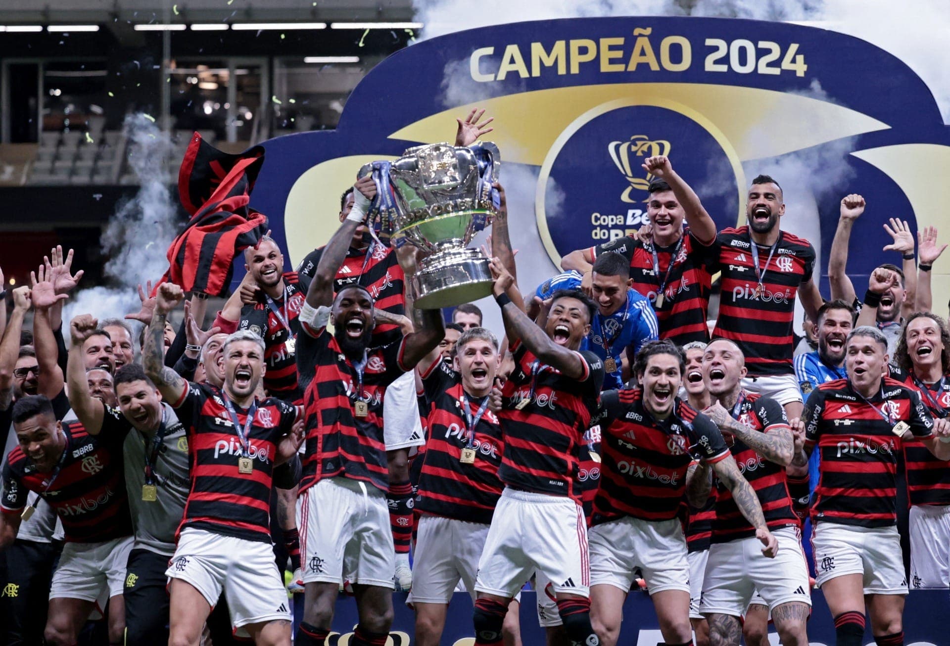 Jogadores do Flamengo com o troféu de campeão da Copa do Brasil 2024