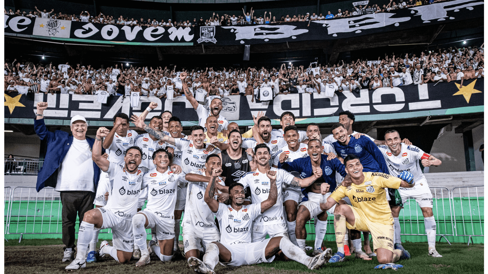 Jogadores do Santos comemoram o retorno à Série A do Brasileirão