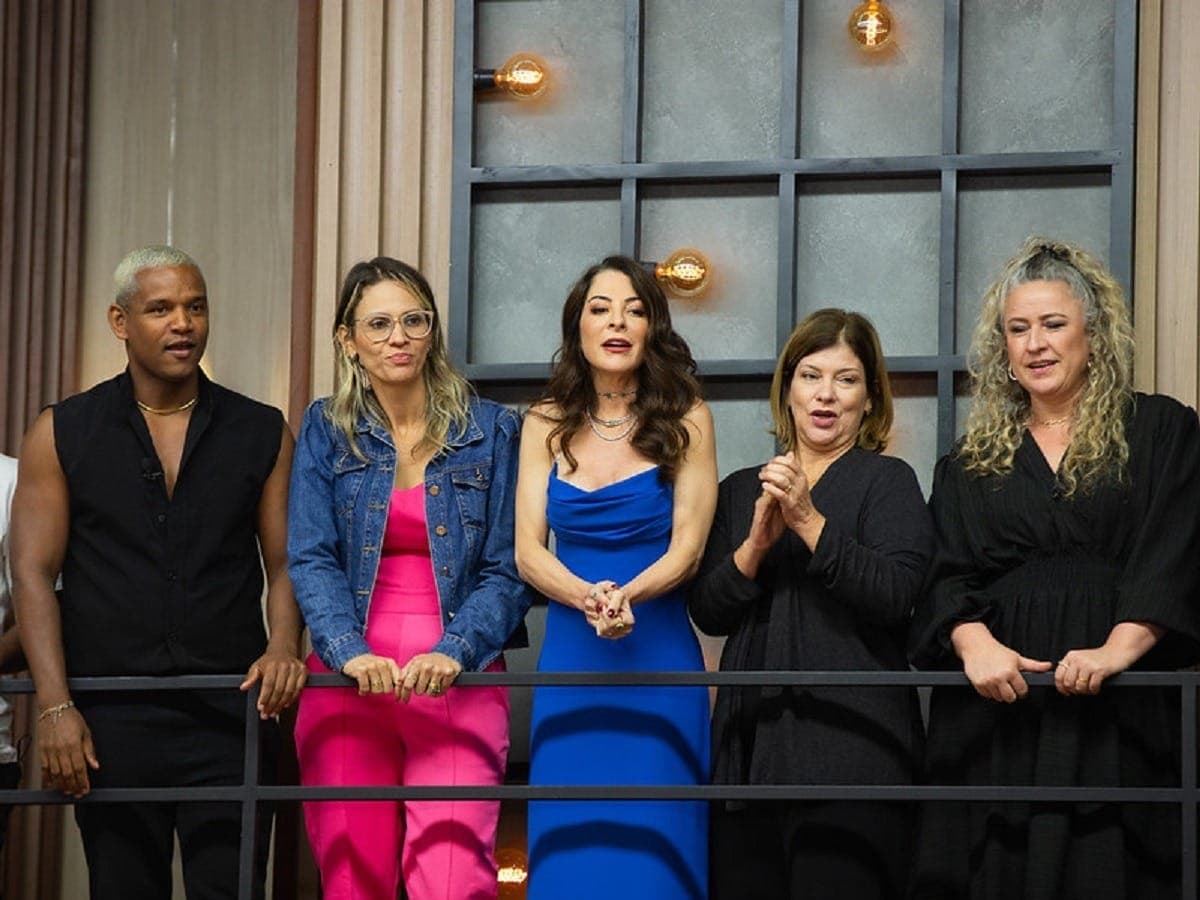 Participantes eliminados do MasterChef, no mezanino, ao lado de Ana Paula Padrão