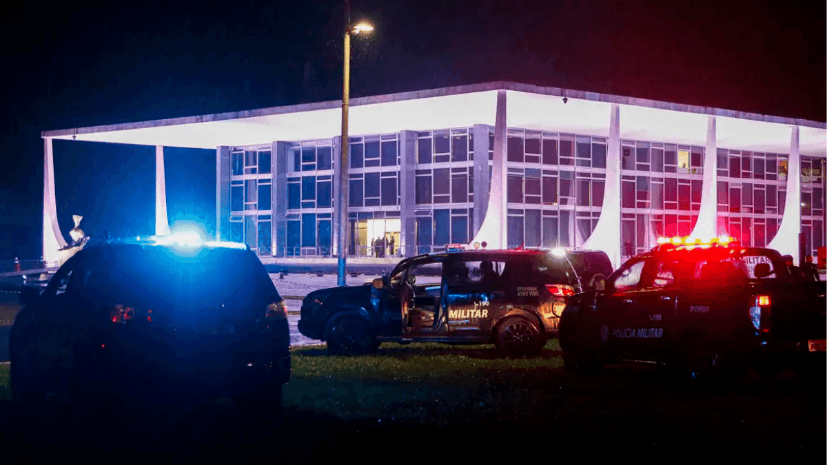 PF investiga explosões na Praça dos Três Poderes, em Brasília
