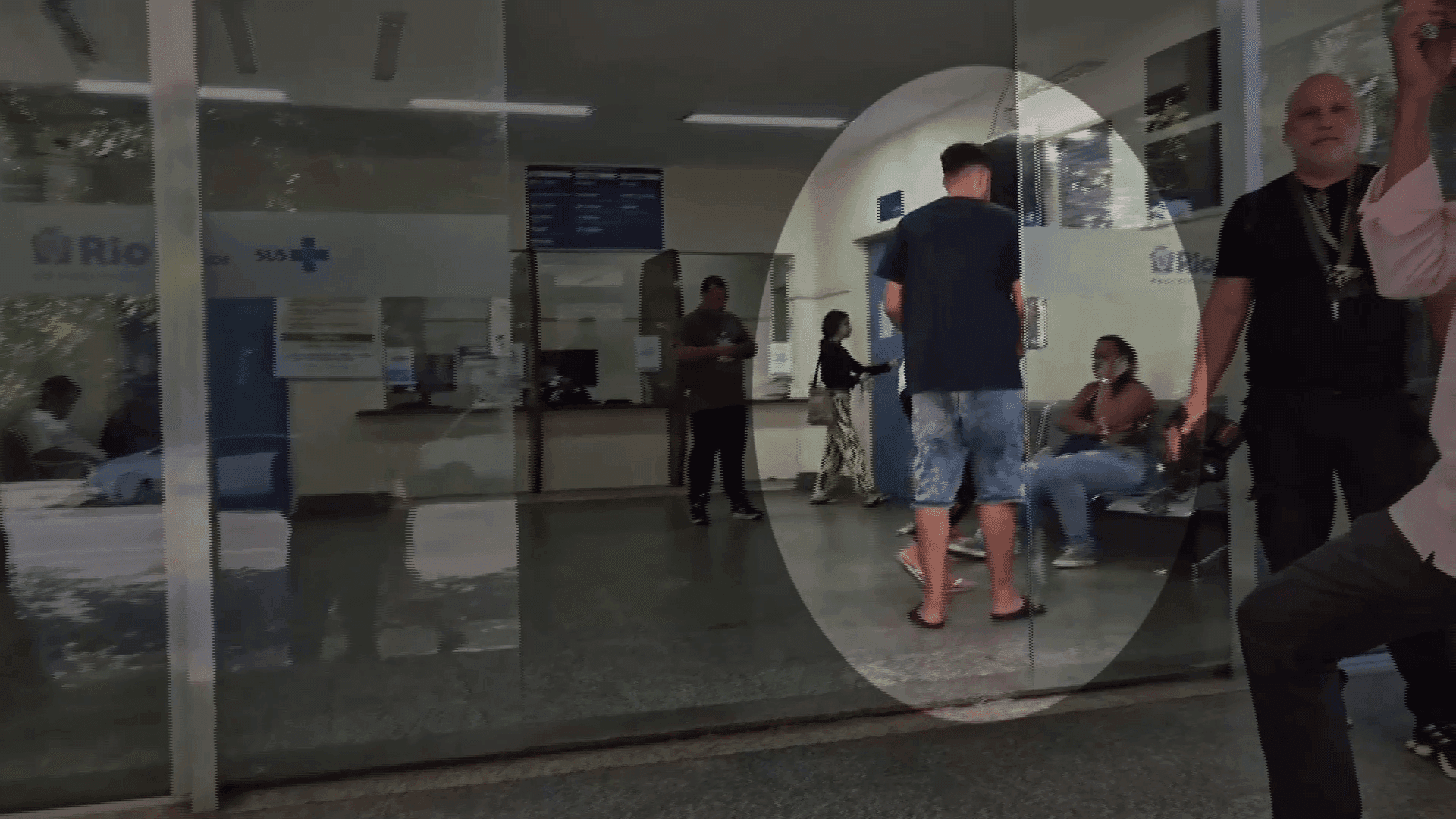Rafael da Rocha Furtado no hospital consolando a família da criança