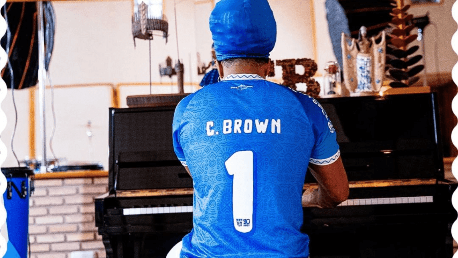 Carlinhos Brown com nova camisa do Bahi