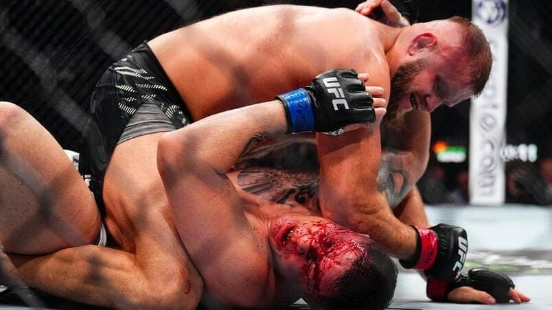 Marcin Tybura golpeia Jhonata Diniz no UFC 309.