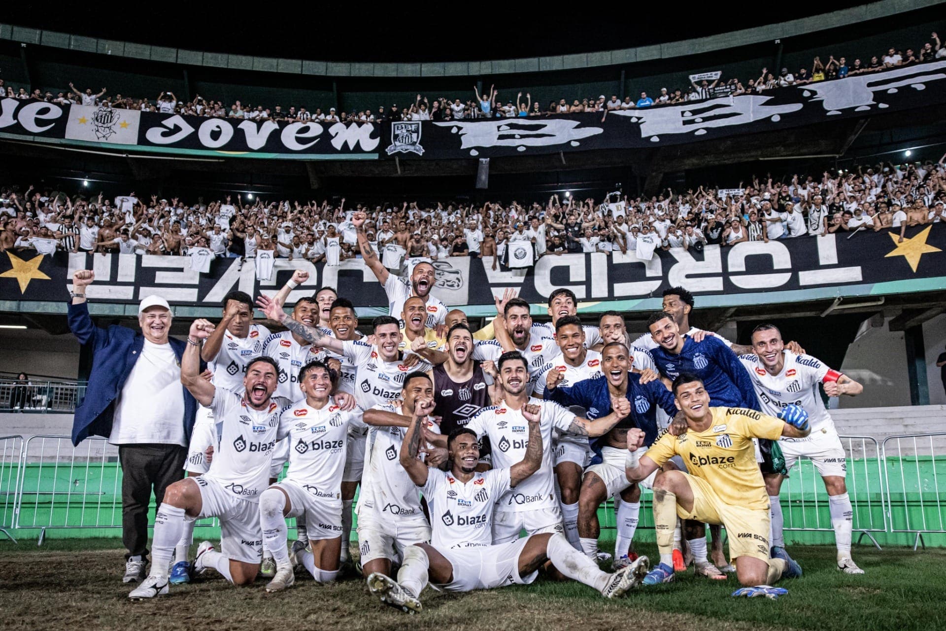 Santos comemora o acesso com a torcida em Curitiba