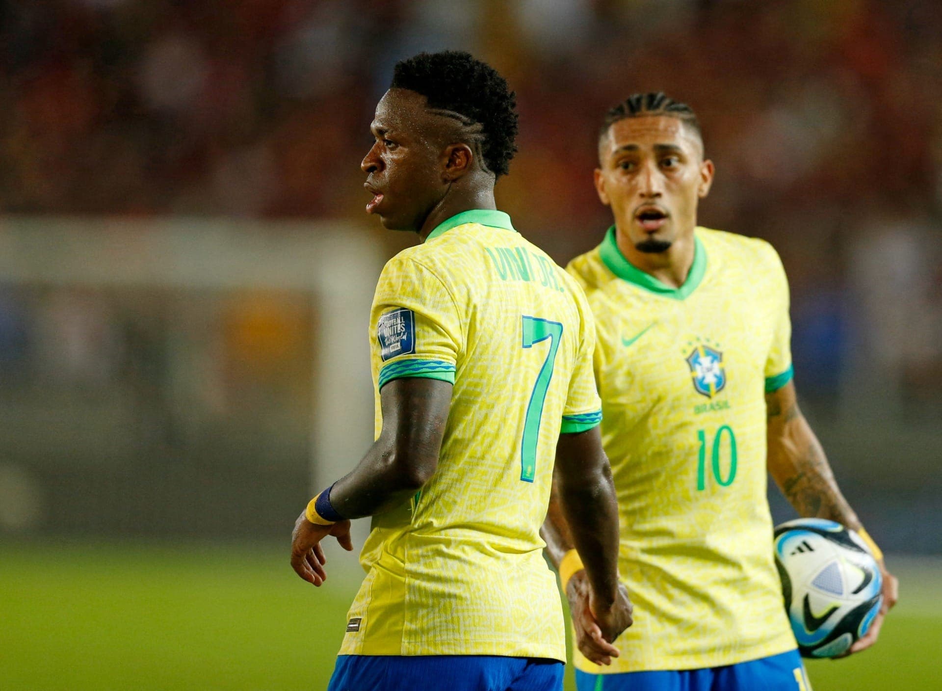 Vini Jr. e Raphinha durante empate contra a Venezuela