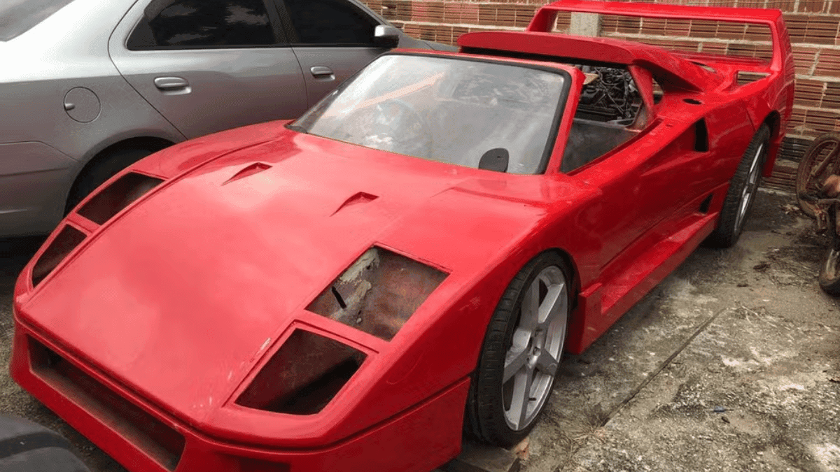 Ferrari cobra 42 mil reais de homem que construiu réplica de carro