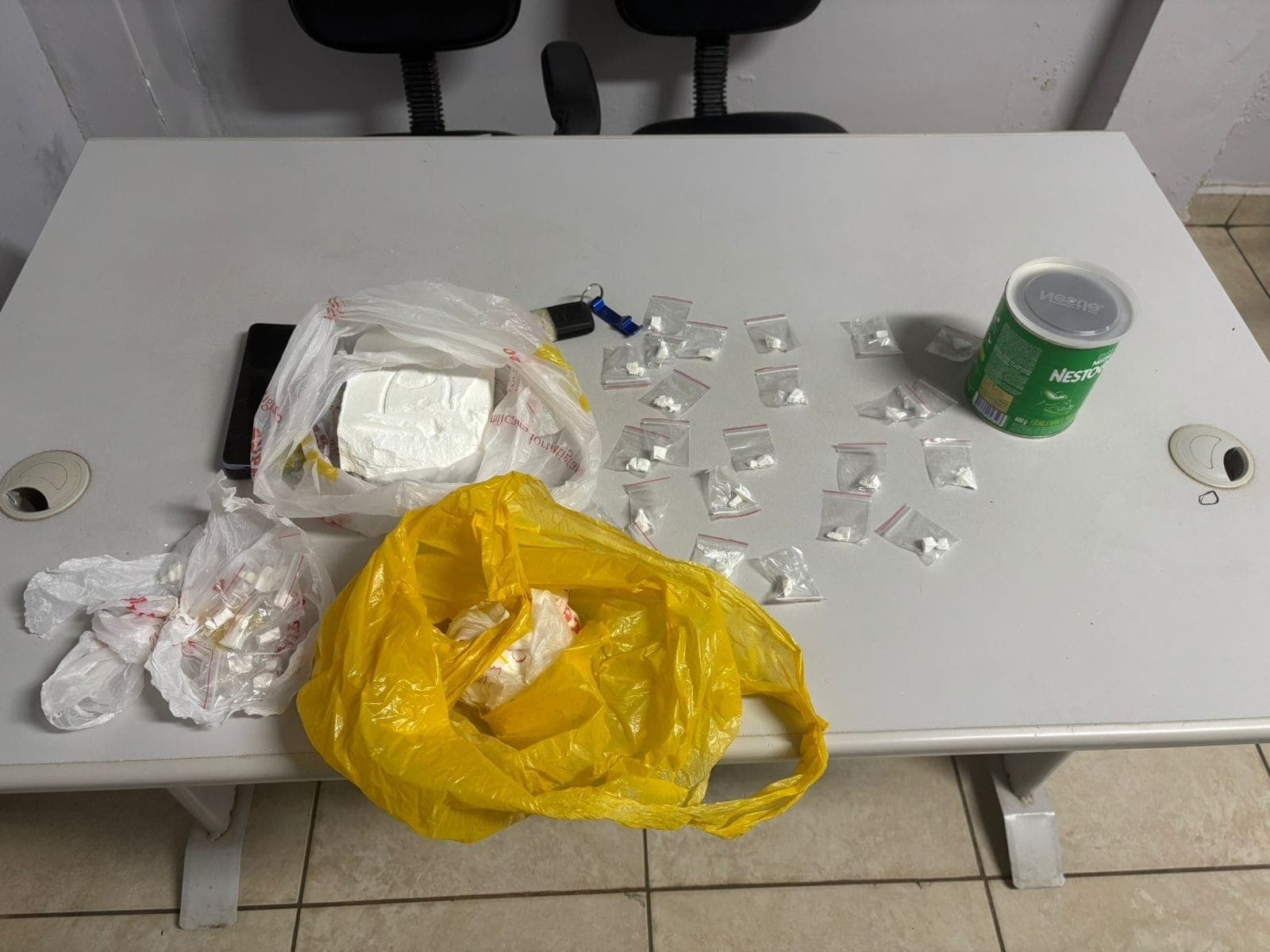 Parte das drogas estava escondida dentro do carro