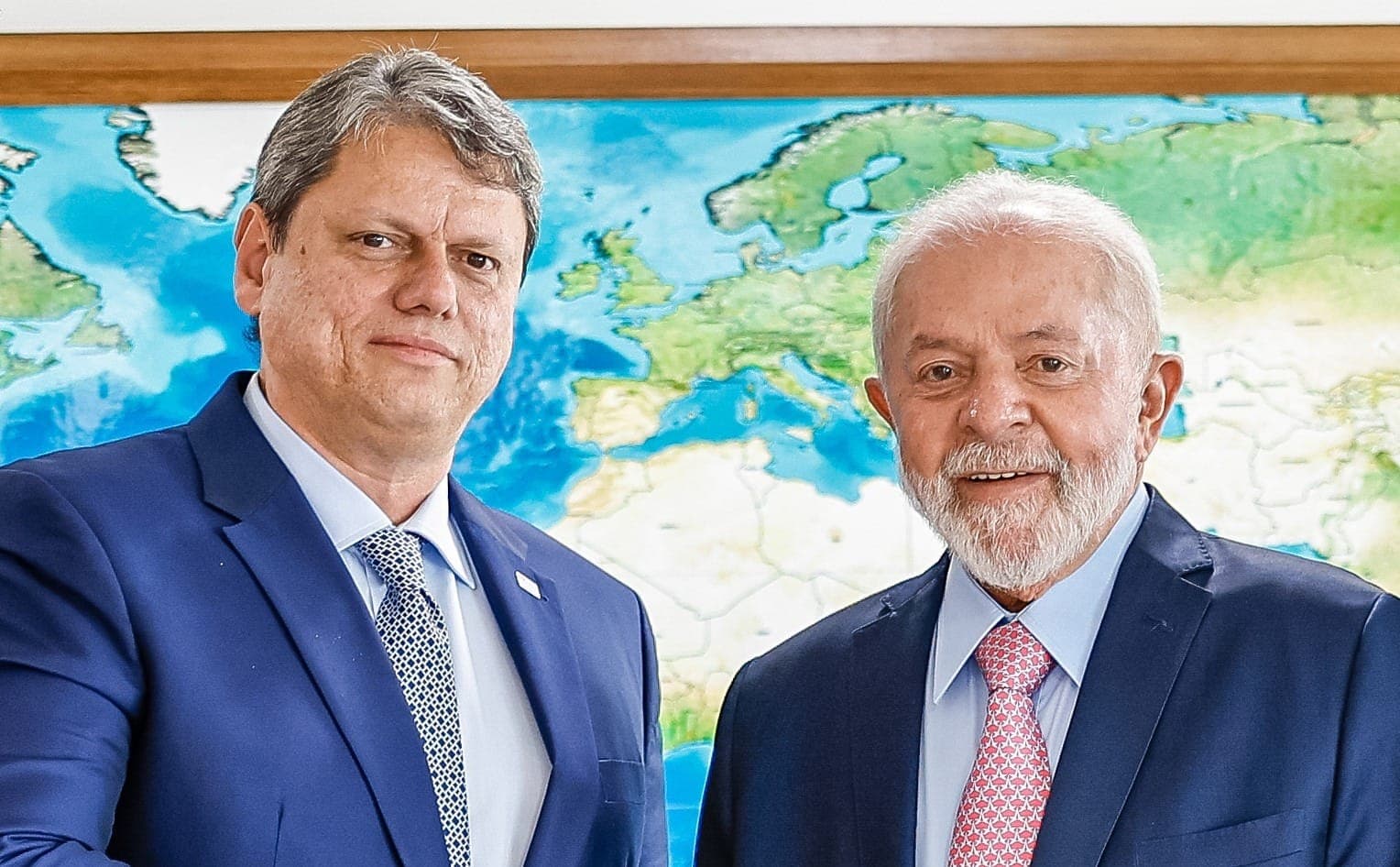 Governador de São Paulo, Tarcísio de Freitas (Republicanos), junto do presidente Luiz Inácio da Silva (PT)