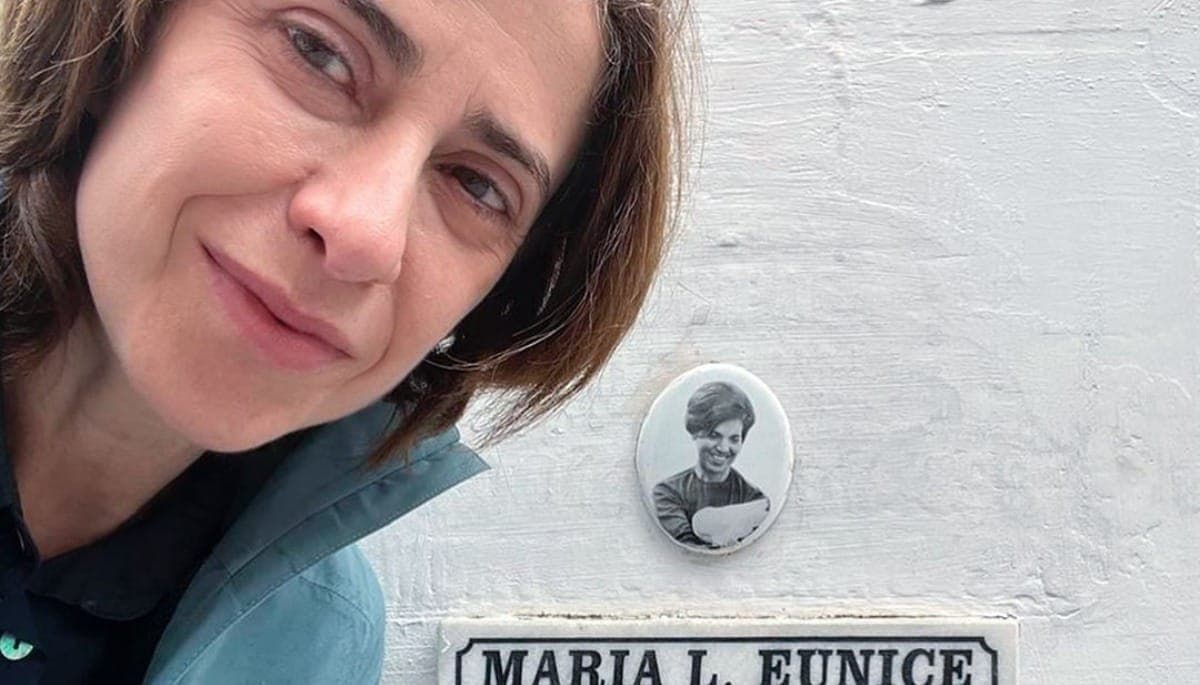 Fernanda Torres em frente ao túmulo de Eunice Paiva