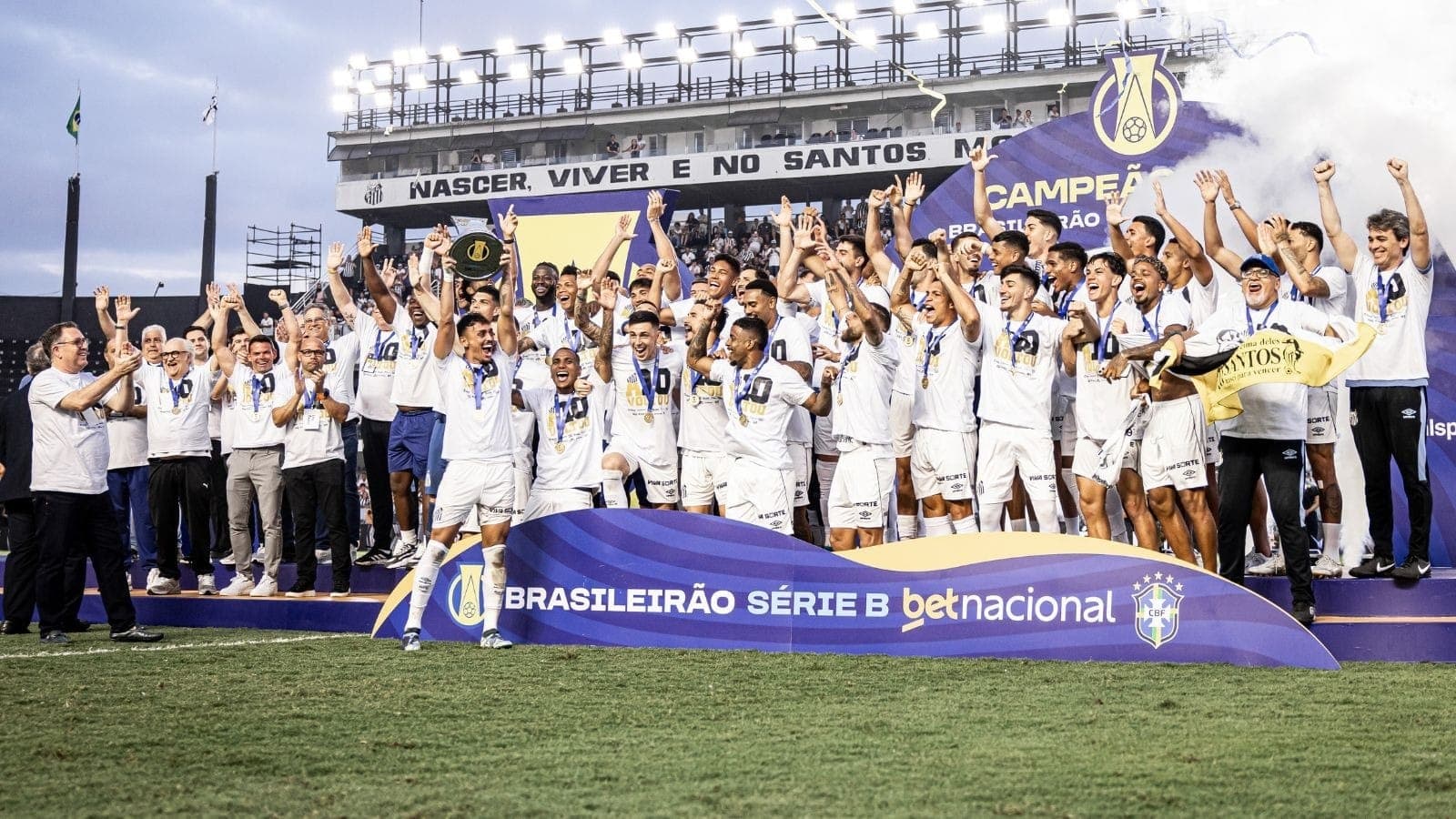 Santos levanta taça de campeão da Série B