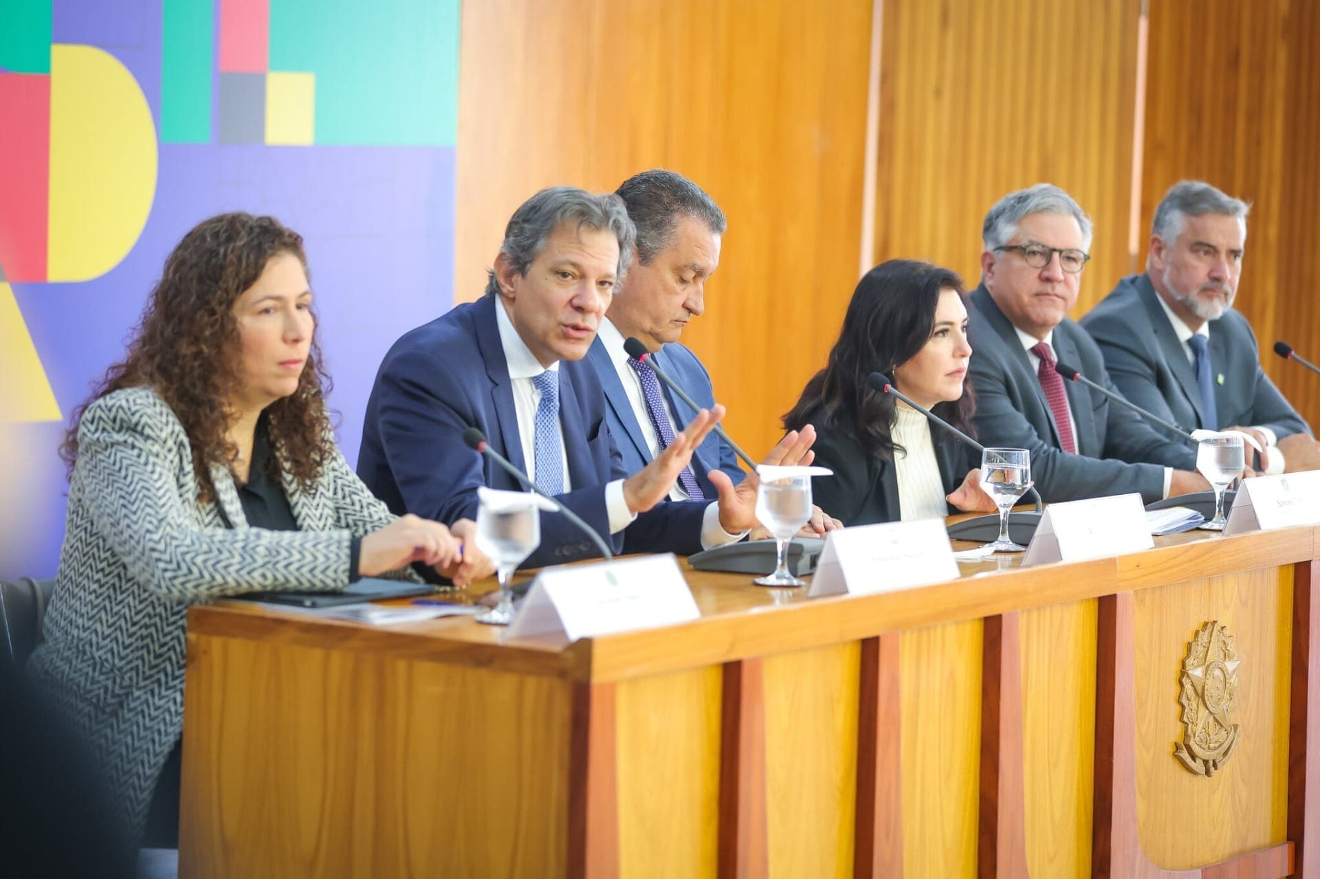 Fernando Haddad e demais ministros durante coletiva de imprensa nesta quinta-feira (28) sobre corte de gastos