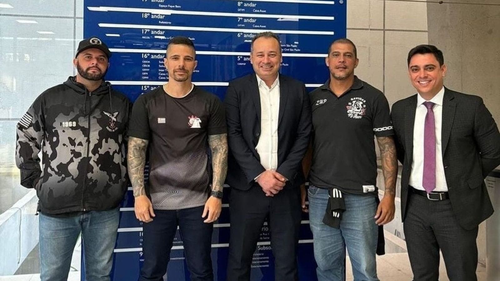 Diretoria dos Gaviões da Fiel com representante da Caixa