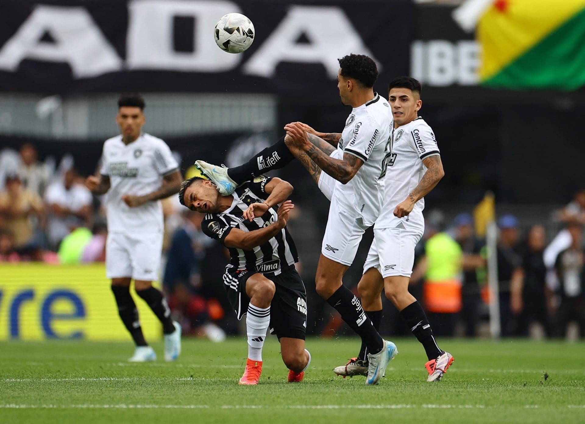 Gregore, do Botafogo (à dir.), acerta a cabeça de Fausto Vera, do Atlético-MG