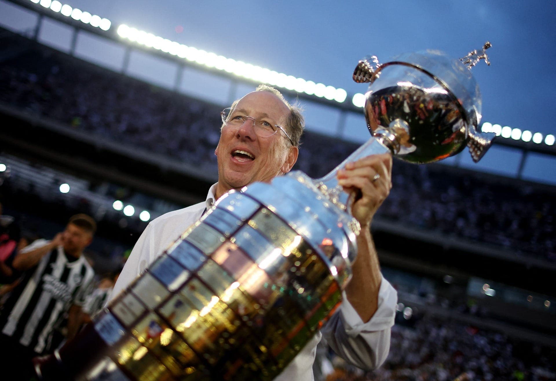 John Textor com a taça da Libertadores