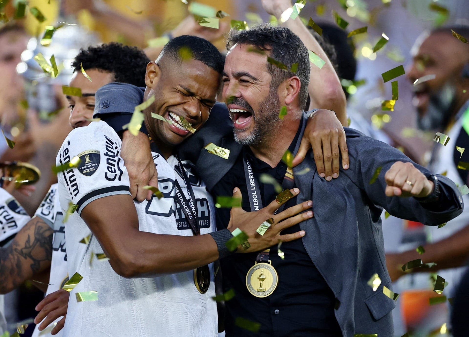 Júnior Santos e Artur Jorge comemoram o título da Libertadores